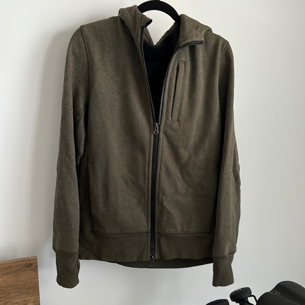 Like New army green LuLuLemon zip up hoodie. High quality warm material.
